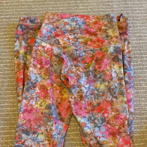 Cute and comfortable lululemon leggings - Picture 2 of 4